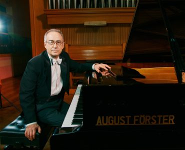 Працівники Сумської обласної філармонії з глибоким сумом сприйняли звістку про відхід у вічність талановитого піаніста і органіста Олександра ЖЕЛУДКОВА